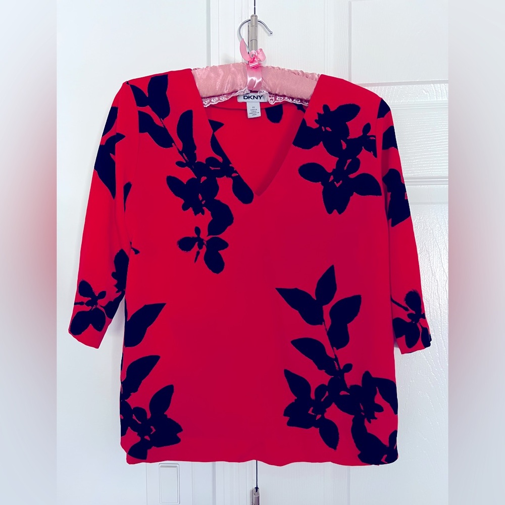 DKNY v-neck floral blouse quarter sleeves red black silky top women's XS
